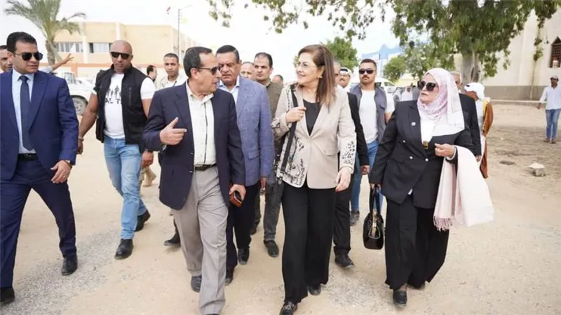 وزيرة التخطيط والتنمية الاقتصادية تتفقد وحدة الرعاية الأولية بقرية الخروبة بالشيخ زويد خلال زيارتها لشمال