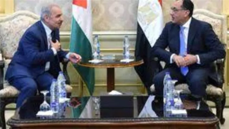 مدبولي يستقبل رئيس الوزراء الفلسطيني في مطار القاهرة