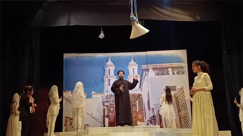انطلاق العرض المسرحي 