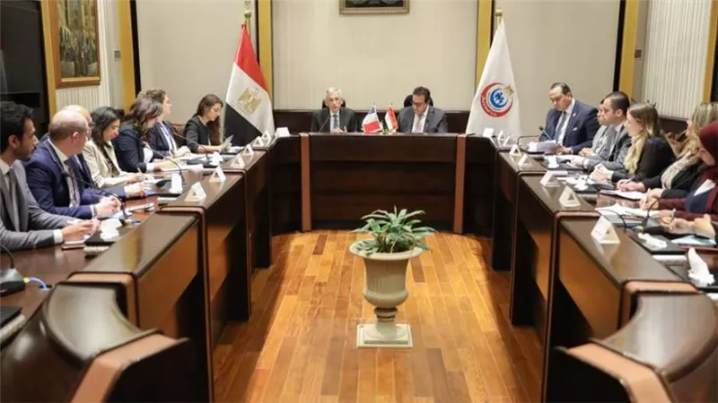 وزير الصحة يستقبل السفير الفرنسي لمتابعة مشروعات التعاون المشترك مع الوكالة الفرنسية للتنمية
