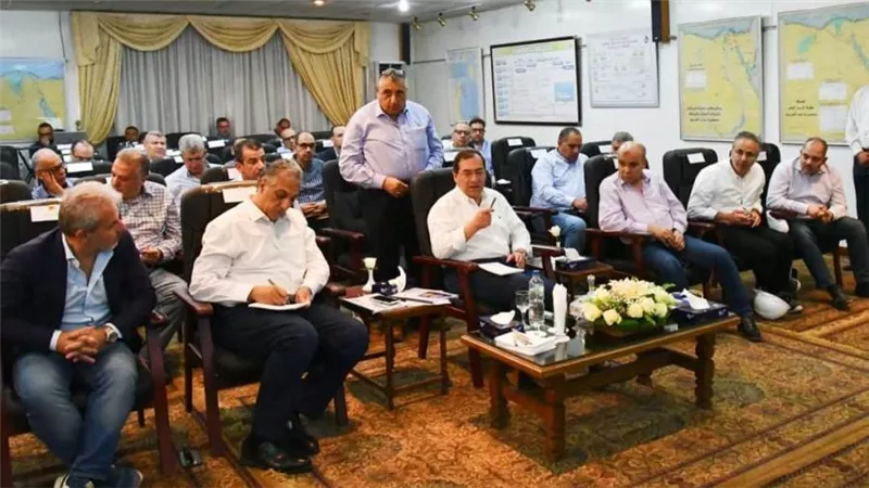 وزير البترول يؤكد أهمية تكثيف الجهود لزيادة الإنتاج والاحتياطي البترولي