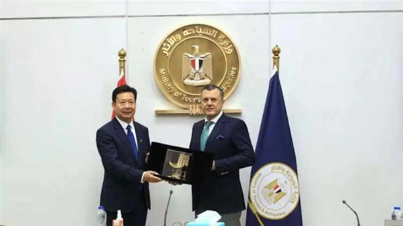 وزير السياحة والآثار يبحث مع الوفد الصيني تعزيز أوجه التعاون