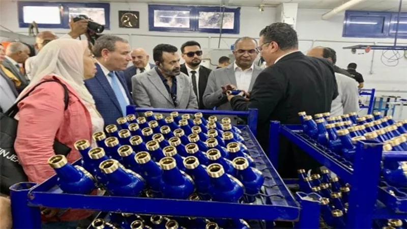 نائب وزير الإسكان يزور المنطقة الصناعية بالقاهرة الجديدة ويتفقد أحد مصانع إنتاج العدادات (صور)