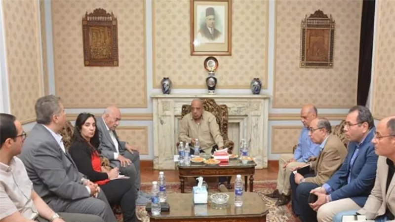  وزير قطاع الأعمال يبدأ جولة ميدانية داخل 