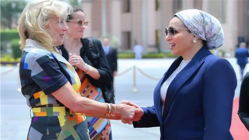 قرينة رئيس الجمهورية تودع جيل بايدن بعد انتهاء زيارتها لمصر