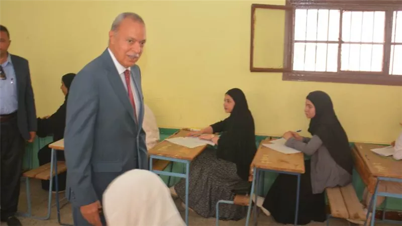 محافظ القليوبية يتفقد لجان الدبلومات الفنية للاطمئنان على الطلاب