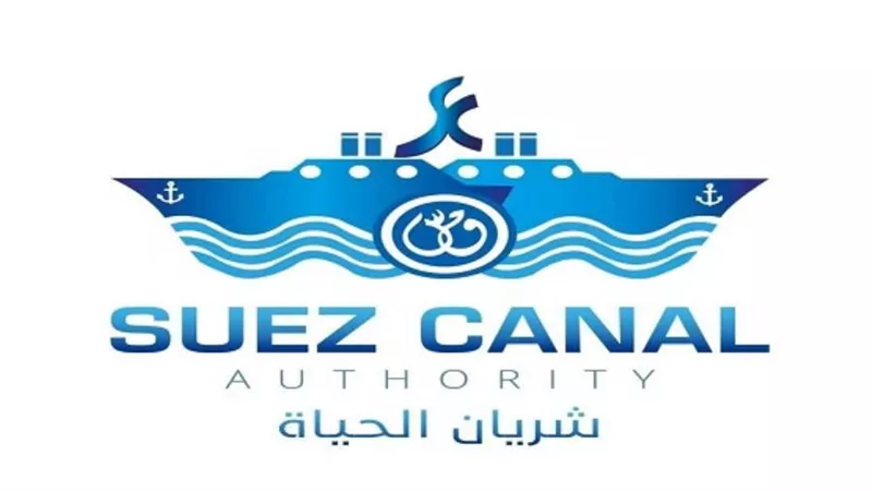 هيئة قناة السويس تدفع بـ 3 قاطرات لسحب ناقلة بترول تعطلت خلال عبور القناة