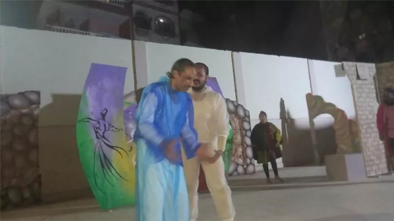 بيت ثقافة دشنا يقدم العرض المسرحي 