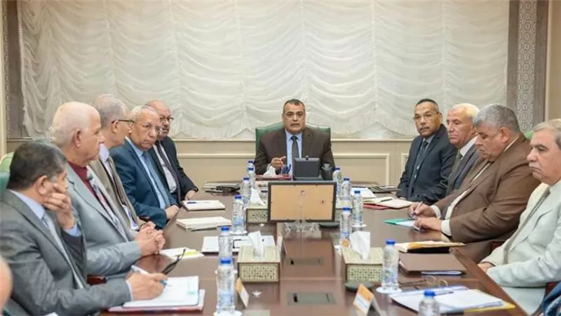 وزير الإنتاج الحربي يعقد أول اجتماع رسمي بمقر الوزارة بالعاصمة الإدارية الجديدة لمتابعة سير العمل
