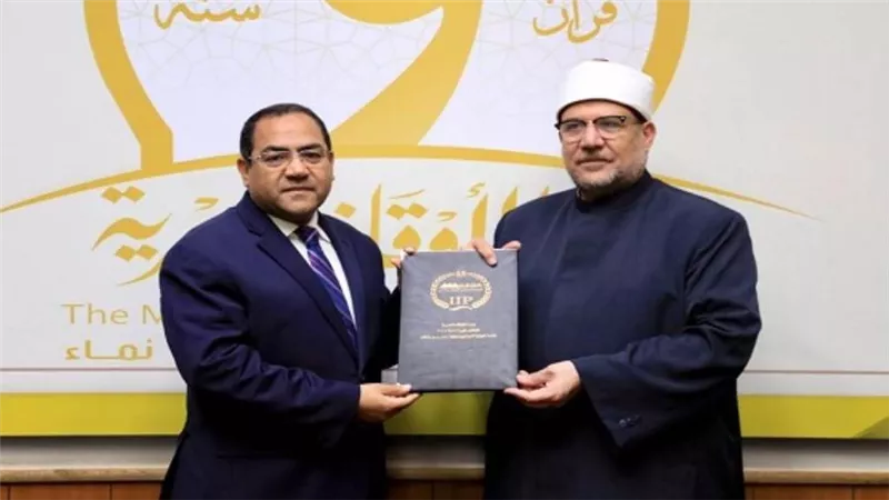 وزير الأوقاف يتسلم نتيجة مسابقة العمال من رئيس الجهاز المركزي للتنظيم والإدارة (صور)