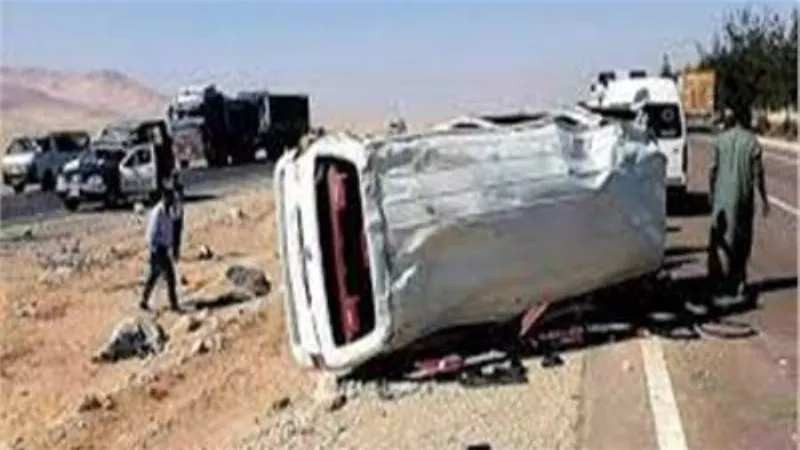 إصابة 5 أشخاص في انقلاب سيارة ميكروباص بالصف 