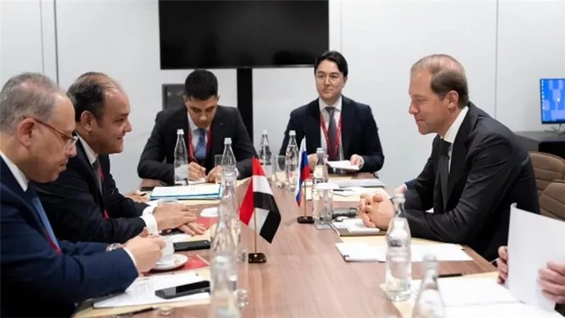 وزير التجارة يبحث مع كبري الشركات الروسية العاملة في مجالات الشحن فرص التعاون المشترك (صور)