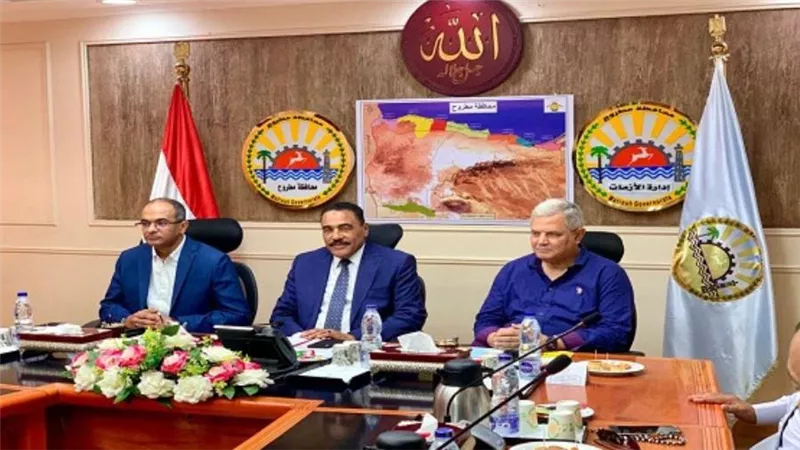 محافظ مطروح ونائب وزير الإسكان يناقشان الموقف التنفيذي للمشروعات الجارية (صور)