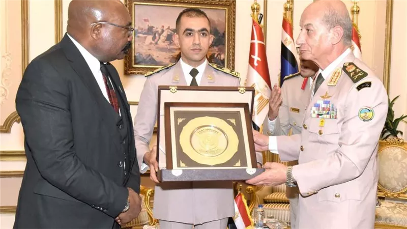 وزير الدفاع يلتقي نظيره الزامبي لبحث التعاون العسكري المشترك