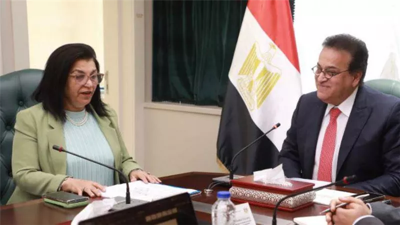 وزير الصحة يناقش مع ممثل منظمة الصحة العالمية استعدادات عقد المؤتمر العالمي للسكان والصحة والتنمية