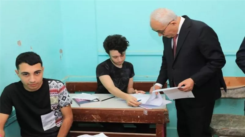 وزير التعليم ومحافظ كفر الشيخ يستكملان تفقد لجان امتحانات الثانوية العامة بلجنة الحامول الثانوية بنين (صور)