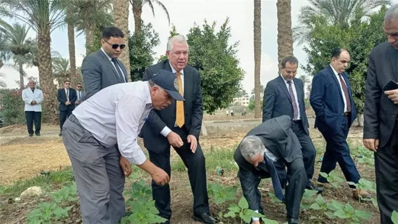 وزير الزراعة يتفقد المزارع البحثية والإرشادية بمركز البحوث الزراعية 