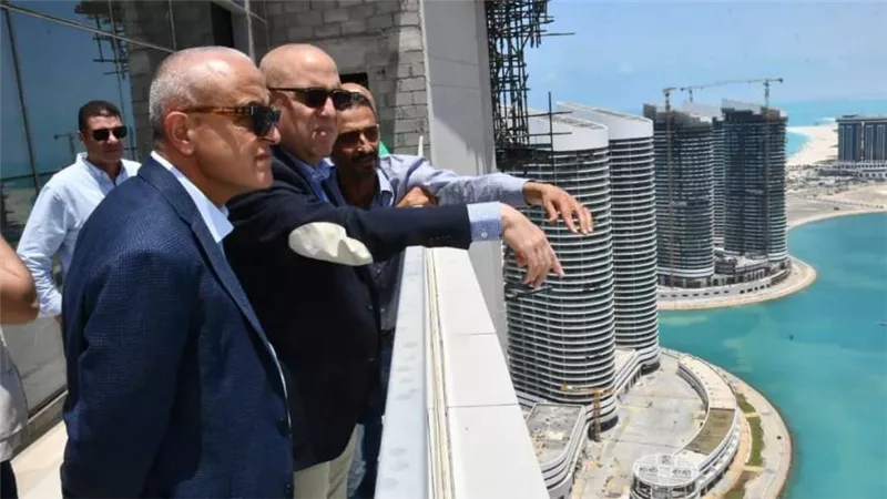 وزير الإسكان يتابع مشروعات مدينة العلمين الجديدة من الطابق الـ42 بأحد أبراج المنطقة الشاطئية