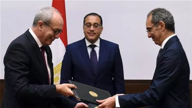 رئيس الوزراء يلتقي وزير البريد والمواصلات السلكية واللاسلكية الجزائري
