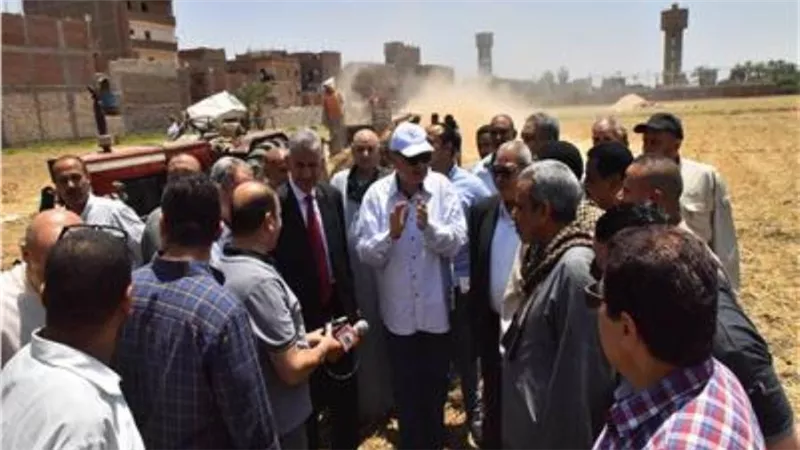 محافظ أسيوط يُعلن ارتفاع نسبة توريد القمح لـ132 ألف طن بالشون والصوامع