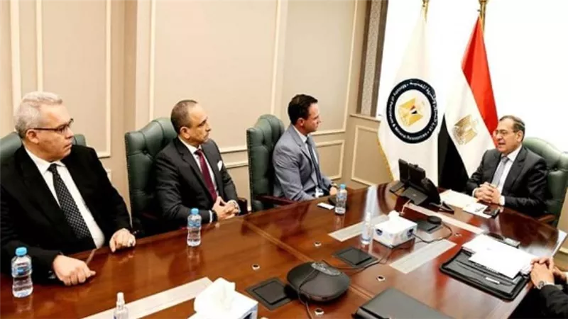 الملا يلتقي رئيس شركة هاليبرتون لبحث سبل تعزيز التعاون (صور)