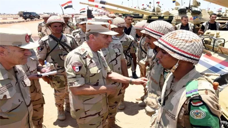 وزير الدفاع يشهد إجراءات تفتيش الحرب لإحدى تشكيلات الجيش الثاني الميداني (صور)