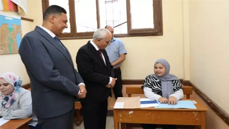 وزير التعليم يوجه بتهيئة المناخ الملائم للطلاب والاهتمام بهم ورعايتهم أثناء الامتحان (صور)