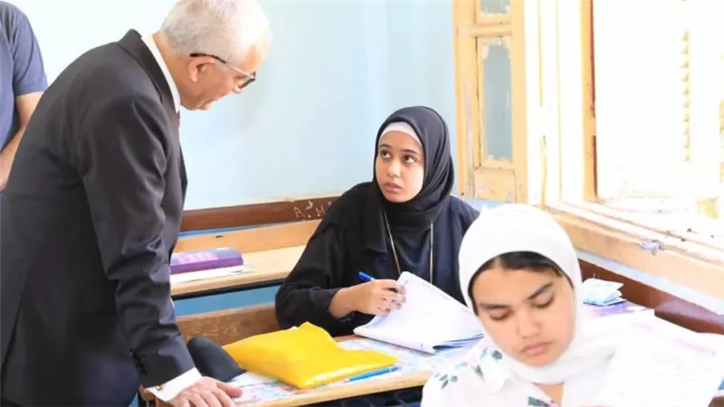 وزير التعليم ومحافظ السويس يتفقدان لجان امتحانات الثانوية العامة بالمحافظة