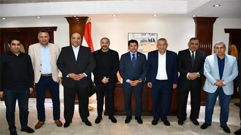 وزير الرياضة يبحث دعم وتفعيل أوجه الاستثمار واشهار الشركات (صور)