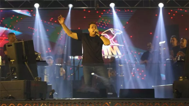 بالصور.. حكيم يتألق مع جمهوره فى حفل كامل العدد بالساحل الشمالي