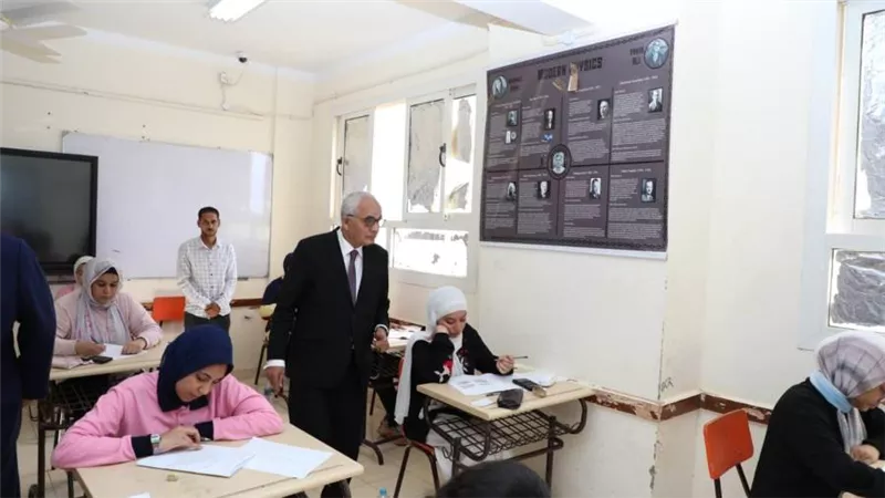الدكتور رضا حجازى يطمئن من الطلاب على مستوى الامتحان.. ويؤكد على تظليل الإجابة فى البابل شيت مباشرة 