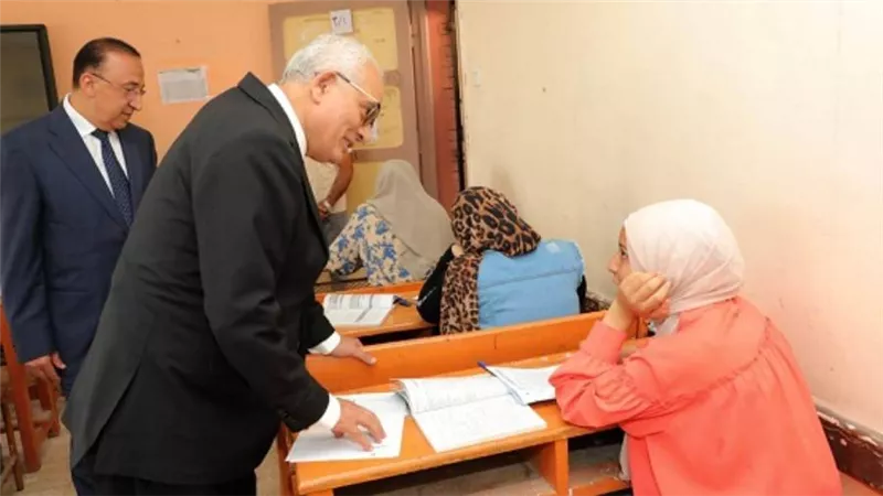 وزير التعليم ومحافظ الإسكندرية يتفقدان لجان امتحانات الثانوية العامة ولجان مدرسة المتفوقين للعلوم والتكنولوجيا بالمحافظة (صور)