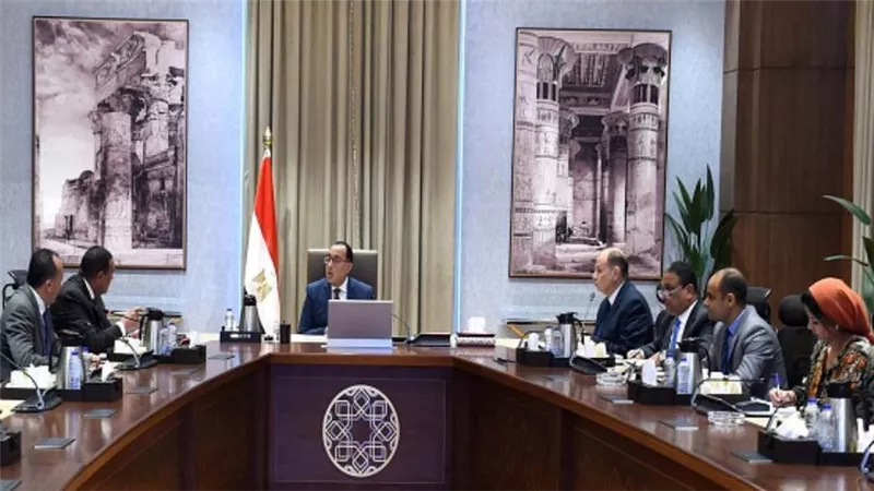 رئيس الوزراء يتابع مع محافظ أسيوط موقف تنفيذ المشروعات بالمحافظة (صور)
