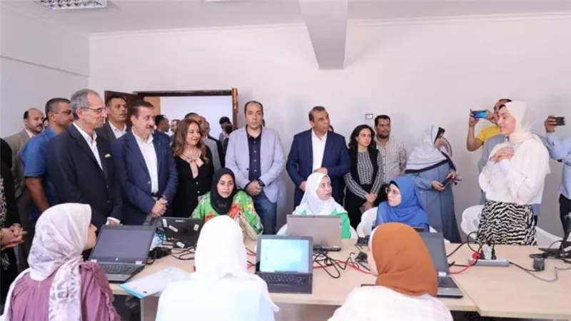وزير الاتصالات يفتتح عدد من المشروعات بقرى حياة كريمة فى المنوفية