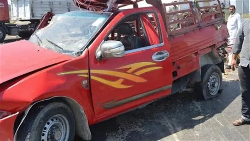 مصرع 3 أشخاص بحادث اصطدام سيارة نقل برصيف في الشيخ زايد