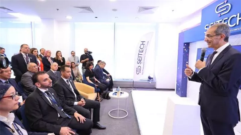 وزير الاتصالات يفتتح مقر شركة ألمانية رائدة في صناعة برمجيات السيارات الحديثة