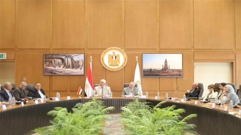 وزير التعليم العالي يعقد اجتماعًا مع مستشاريه بالجامعات الخاصة والأهلية وأفرع الجامعات الأجنبية (صور)