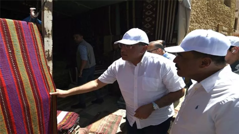 رئيس الوزراء يتفقد أعمال التنسيق الحضاري بميدان السوق وترميم الواحة القديمة (صور)