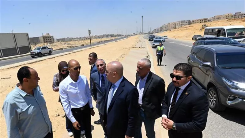 وزير الإسكان يتفقد مشروعات تطوير محاور الطرق.. ومشروع منطقة الخدمات بمدينة القاهرة الجديدة