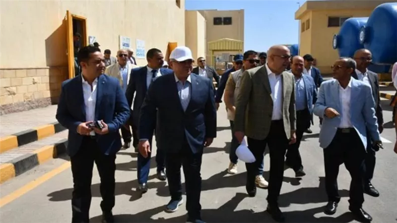 وزير الإسكان ومحافظ البحر الأحمر يتفقدان محطة تحلية 
