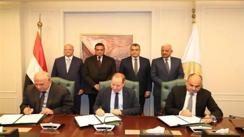 وزيرا التنمية المحلية والإنتاج الحربي ومحافظ القاهرة يشهدون توقيع عقد اتفاق لتنفيذ مشروع الدفع المسبق لتذكرة ركوب أتوبيسات هيئة النقل العام بالقاهرة (صور)