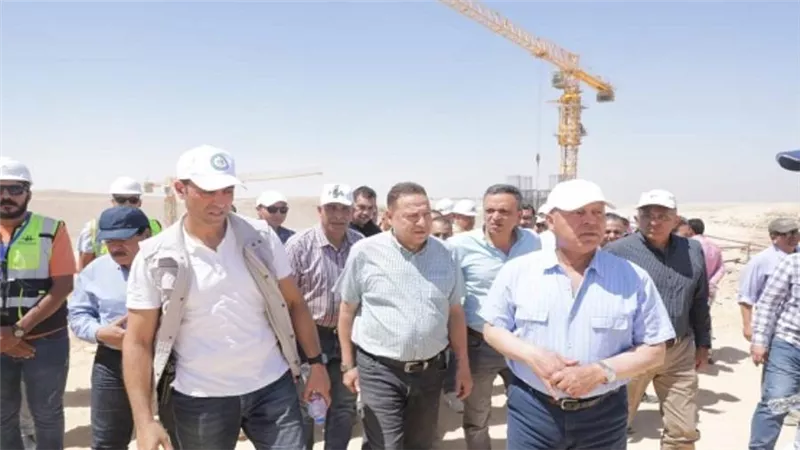 وزير النقل يتفقد مواقع العمل بالخط الأول من شبكة القطار الكهربائي السريع في المسافة بين محطتي محمد نجيب والسخنة (صور)