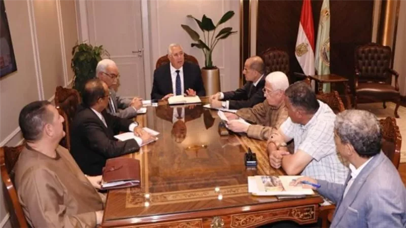 وزير الزراعة يشدد على المرونة في صرف الأسمدة على المزارعين (صور)