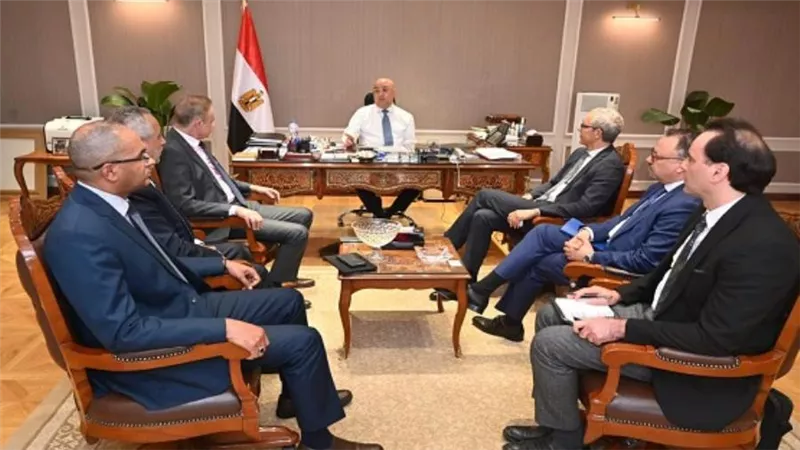 وزير الإسكان يبحث مع 