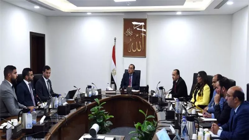 رئيس الوزراء يلتقي مسئولي 