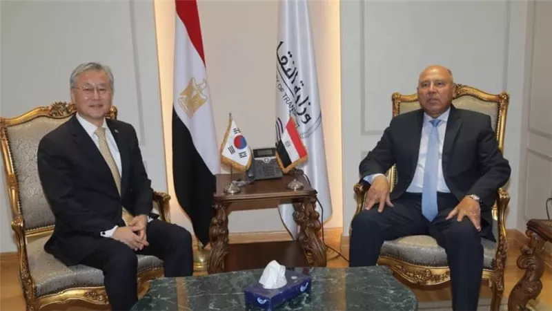 وزير النقل يبحث مع سفير كوريا الجنوبية آخر المستجدات الخاصة بتوطين صناعة قطارات المترو بمصنع نيرك شرق بورسعيد
