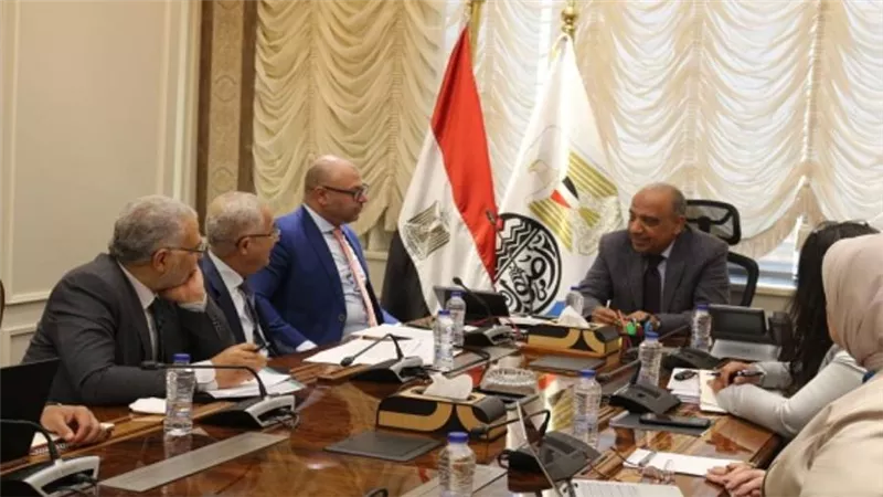 وزير قطاع الأعمال العام يبحث إجراءات إدراج القطن للتداول عبر بورصة السلع (صور)