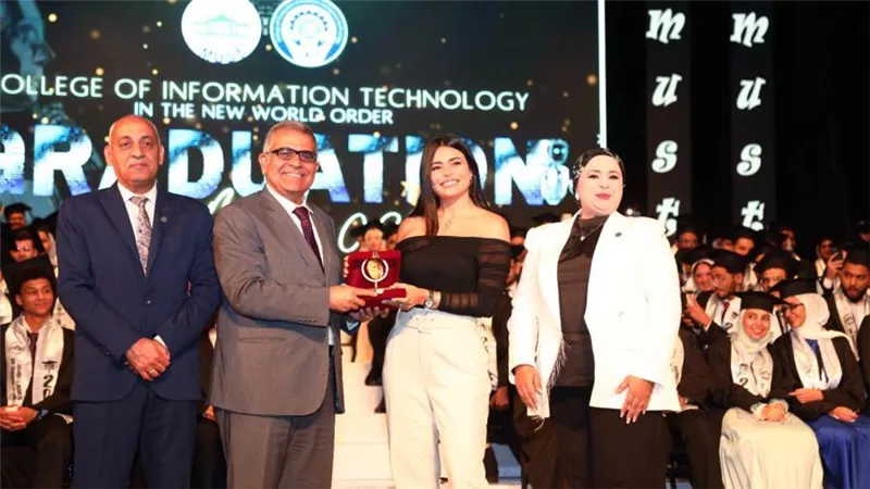 بالصور.. جامعة مصر للعلوم والتكنولوجيا تقيم حفلاً ضخما لتخرج دفعة جديدة من كلية 