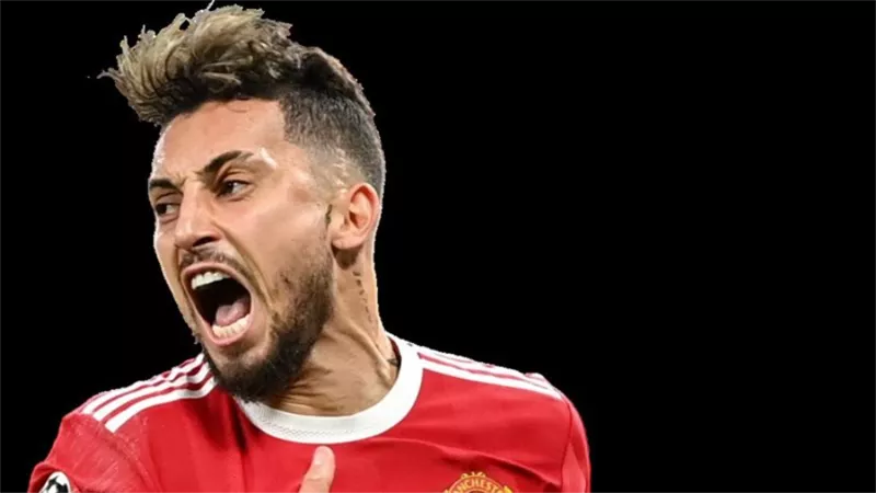 النصر السعودي في طريقه لإنهاء صفقة أليكس تيليس لاعب مان يونايتد