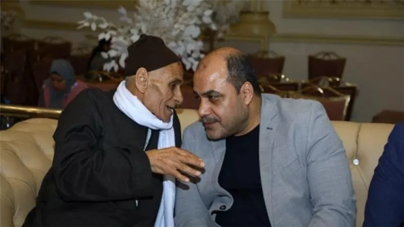 وفاة والد الكاتب الصحفي محمد الباز وتشييع الجنازة ظهر اليوم من دمياط